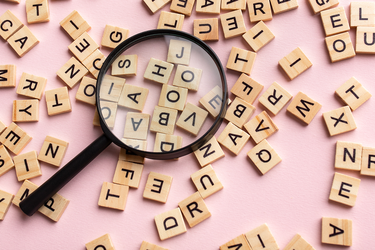 Você já parou pra pensar como as pessoas chegam até a sua marca no digital? ðŸ¤” Em meio a tantas informações, não vence quem fala mais alto, e sim quem é encontrado no momento certo. As palavras-chave têm um papel muito maior nisso do que muita gente imagina. Elas conectam buscas, conteúdo e visibilidade de um jeito estratégico — e ignorar isso pode custar alcance, tráfego e oportunidades reais. No novo artigo do #BlogMadras, a gente explica por que esse recurso é tão fundamental e decisivo para a performance digital dos negócios e como ele impacta diretamente sua presença online.