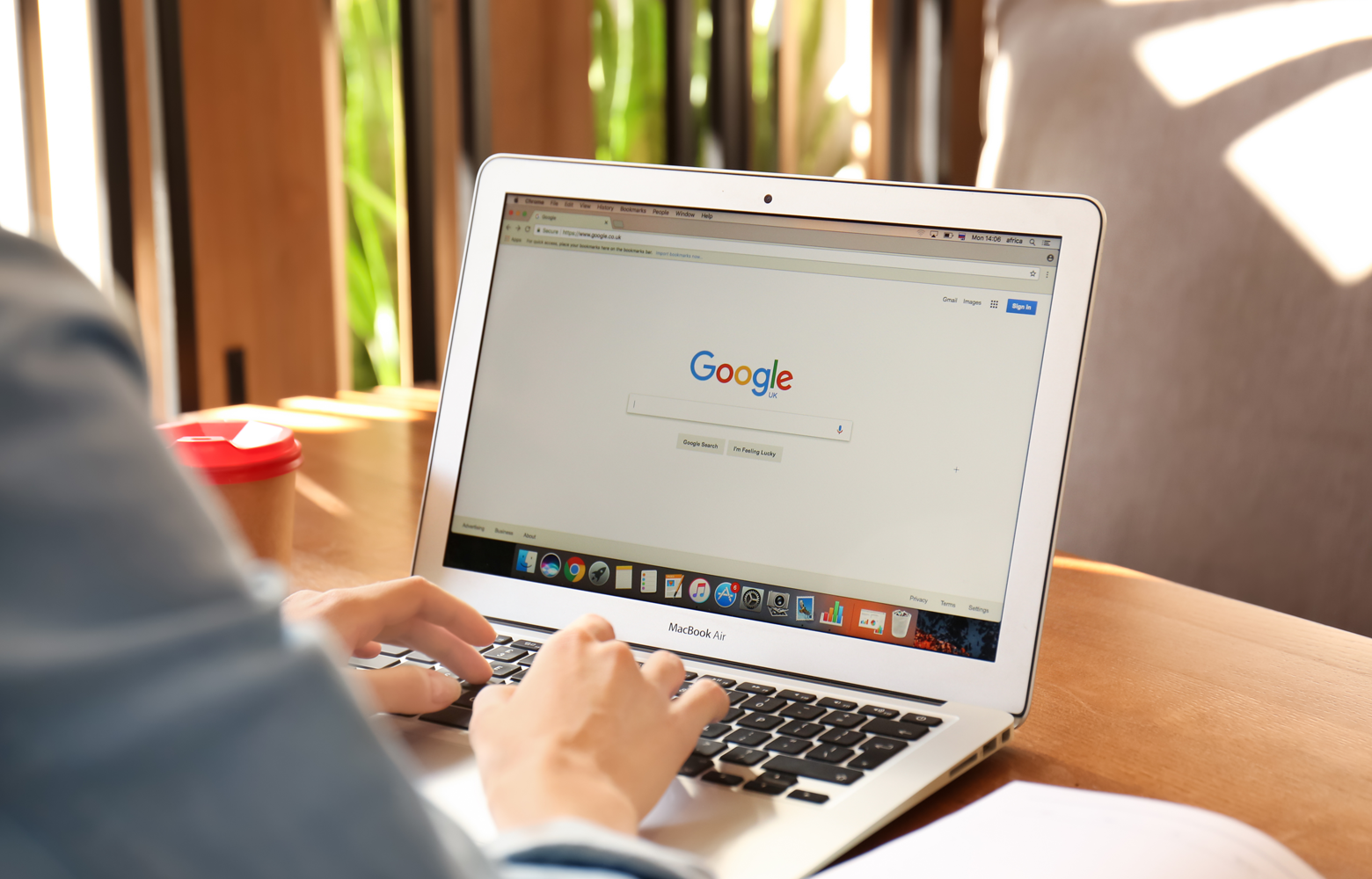 Pessoa pesquisando no Google em notebook, representando estratégias de SEO e construção de autoridade digital