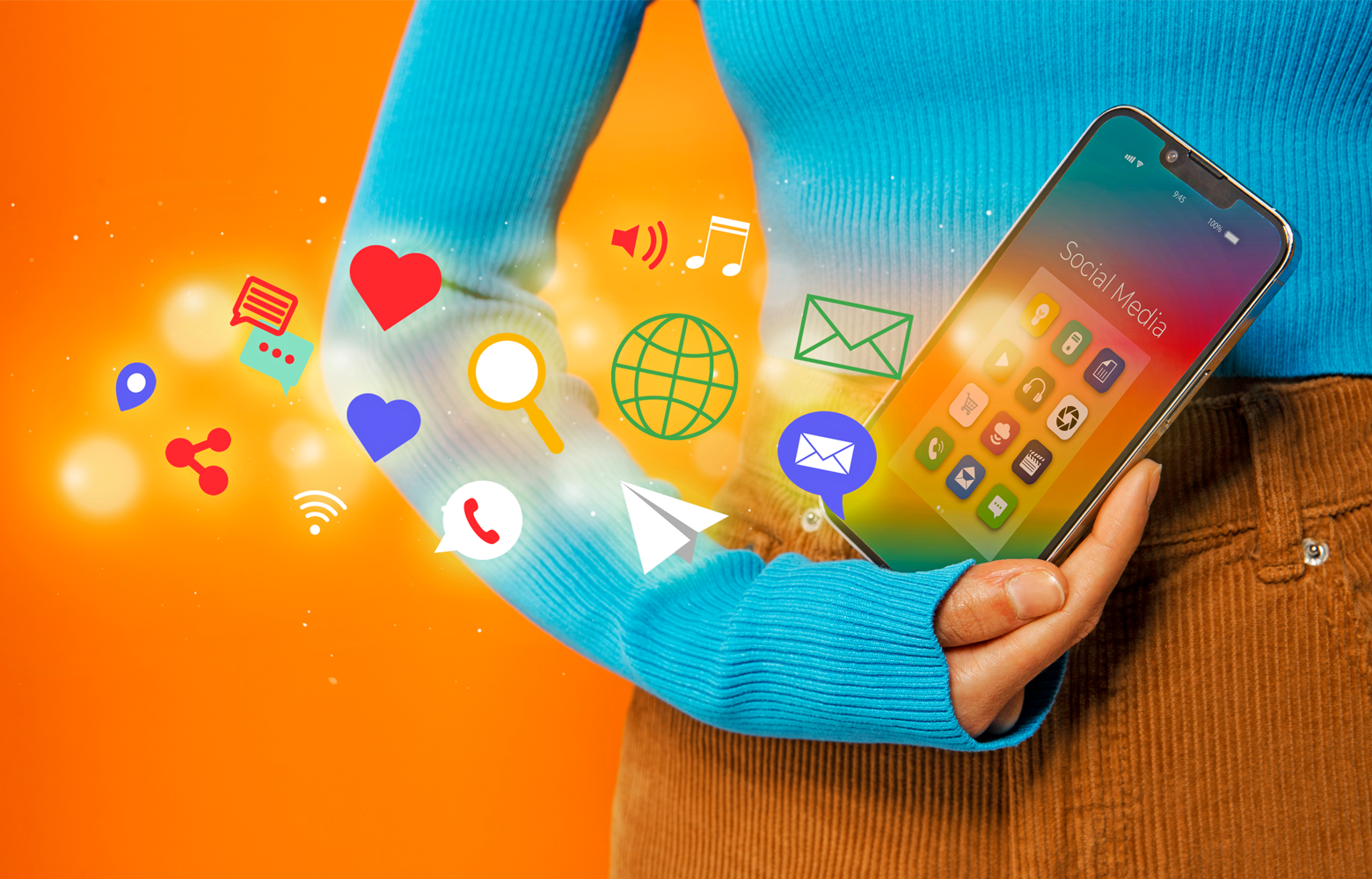 Pessoa segurando smartphone com ícones de redes sociais e comunicação ao redor, representando a presença no universo digital.