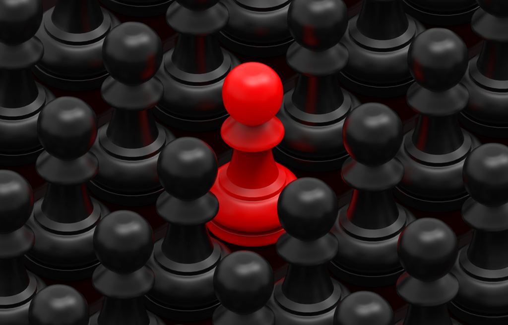 Peão vermelho destacado entre diversos peões pretos dispostos lado a lado. A imagem simboliza diferenciação de marca, evidenciando como empresas podem se destacar da concorrência ao oferecer valor além do preço.
